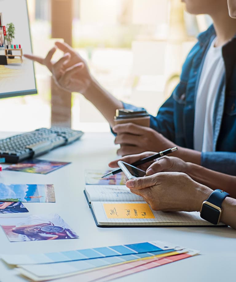 Advertising agency designer creative start-up team discussing id